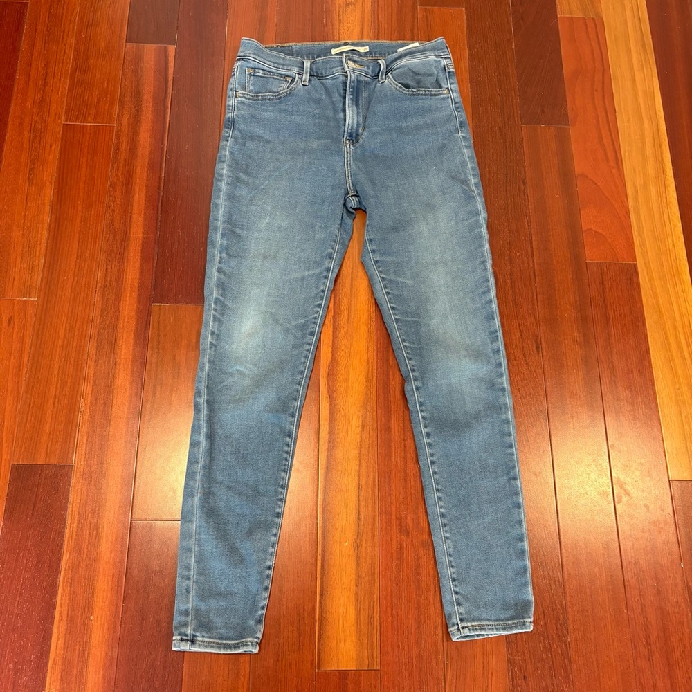 Like New Levi’s 720 High Rise Super Skinny Jeans